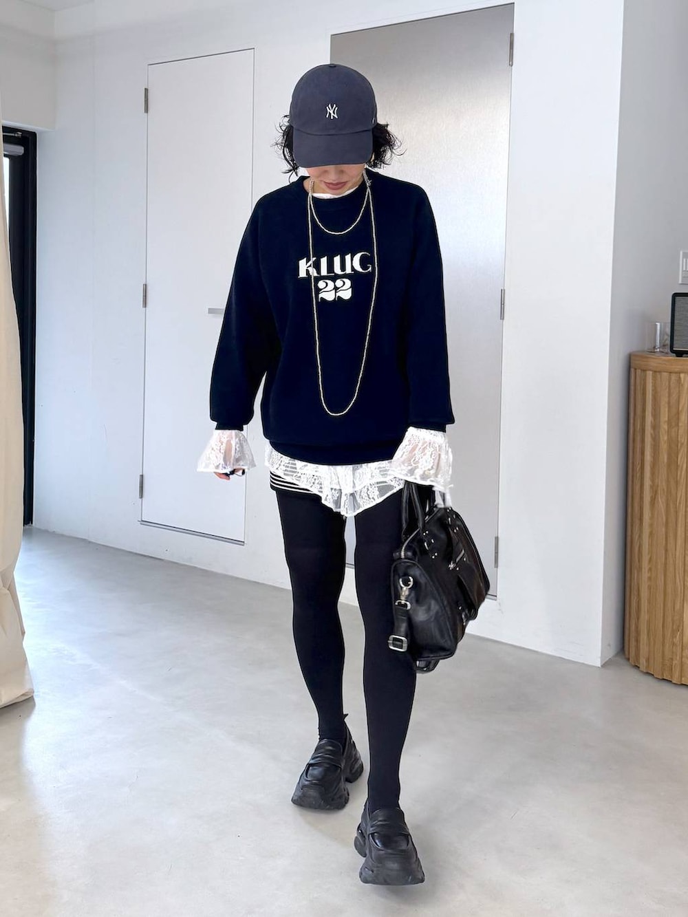 ブラック系のボストンバッグ、ホワイト系のシャツ/ブラウスを着用したレディースの秋コーディネートの5枚目の写真