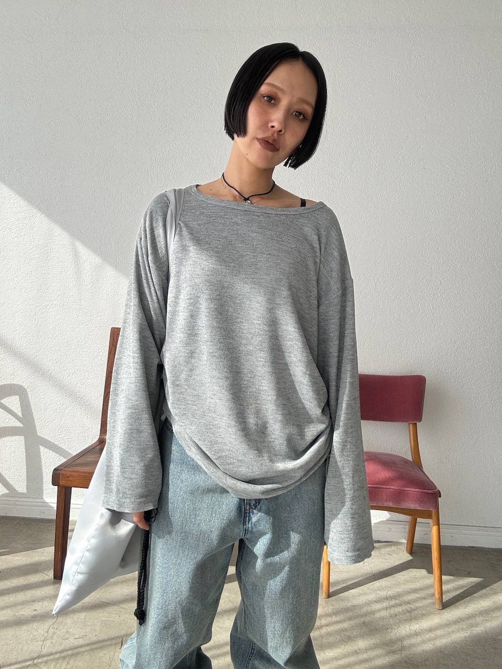 ブルー系のデニムパンツ、ブラック系のブーツ、グレー系のTシャツ/カットソーを着用したレディースの秋コーディネートの3枚目の写真