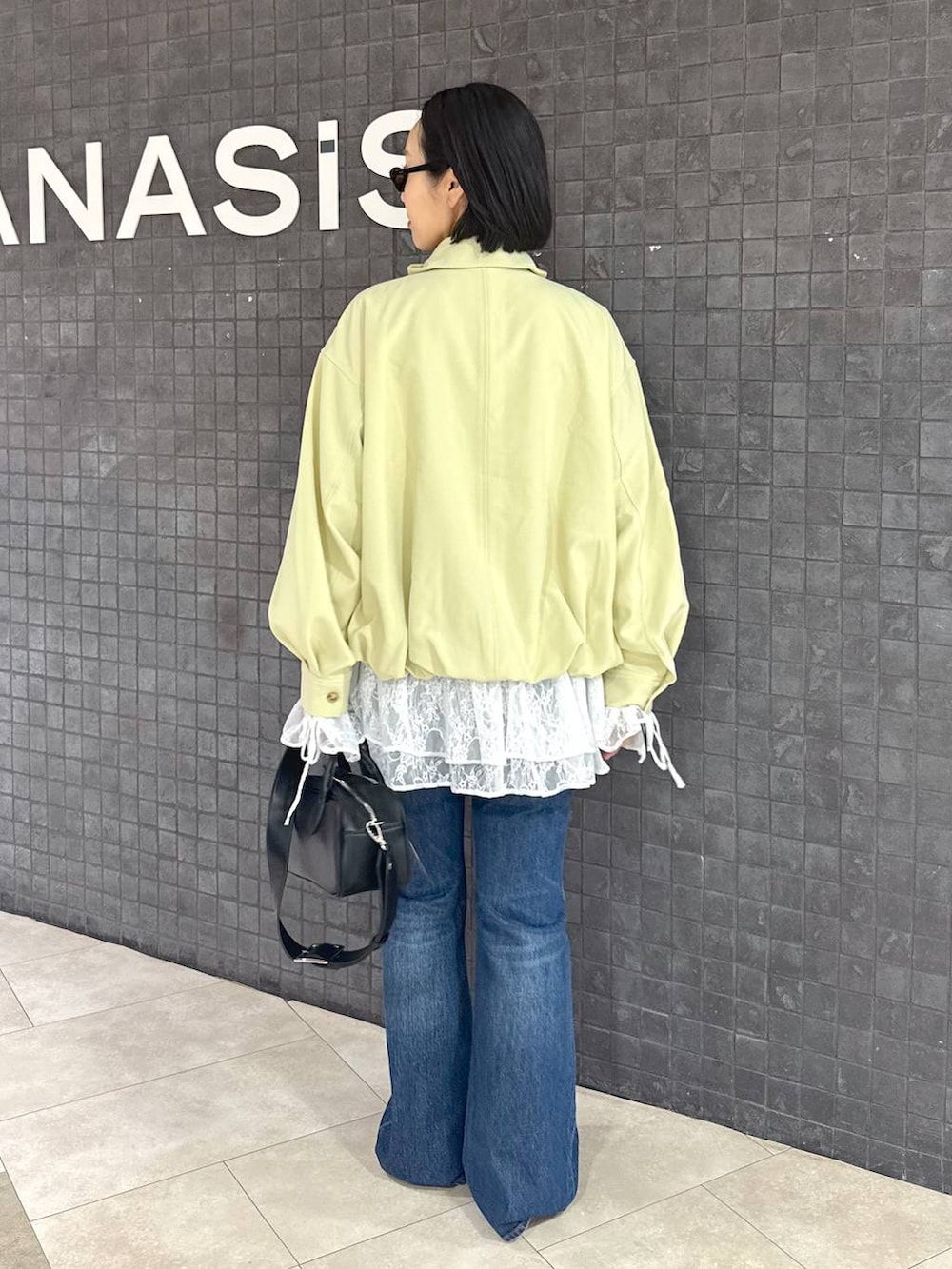 ホワイト系のシャツ/ブラウス、ブルー系のデニムパンツ、ベージュ系のパンプスを着用したレディースの春コーディネートの5枚目の写真