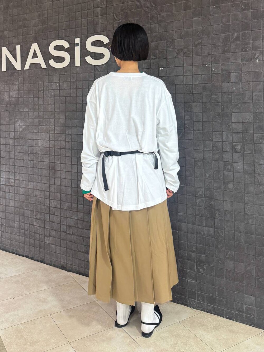 ブラック系のサンダル、ホワイト系のTシャツ/カットソーを着用したレディースの夏コーディネートの3枚目の写真