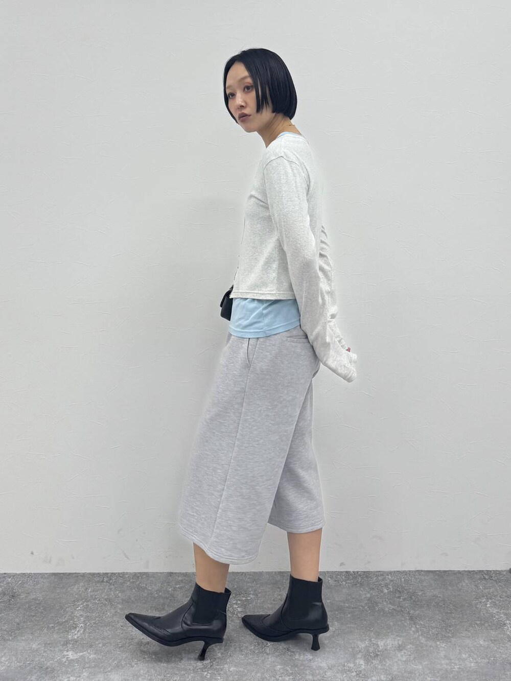 ブラック系のブーツを着用したレディースの冬コーディネートの3枚目の写真