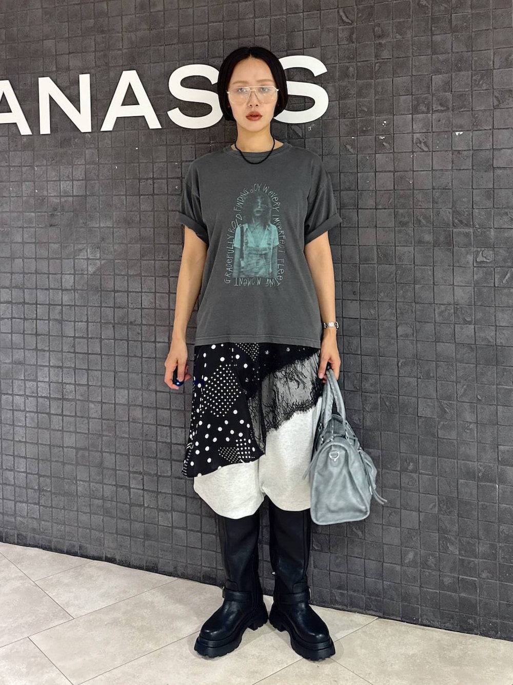 グレー系のTシャツ/カットソー、ブルー系のボストンバッグ、ベージュ系のスウェットパンツを着用したレディースの夏コーディネートの2枚目の写真