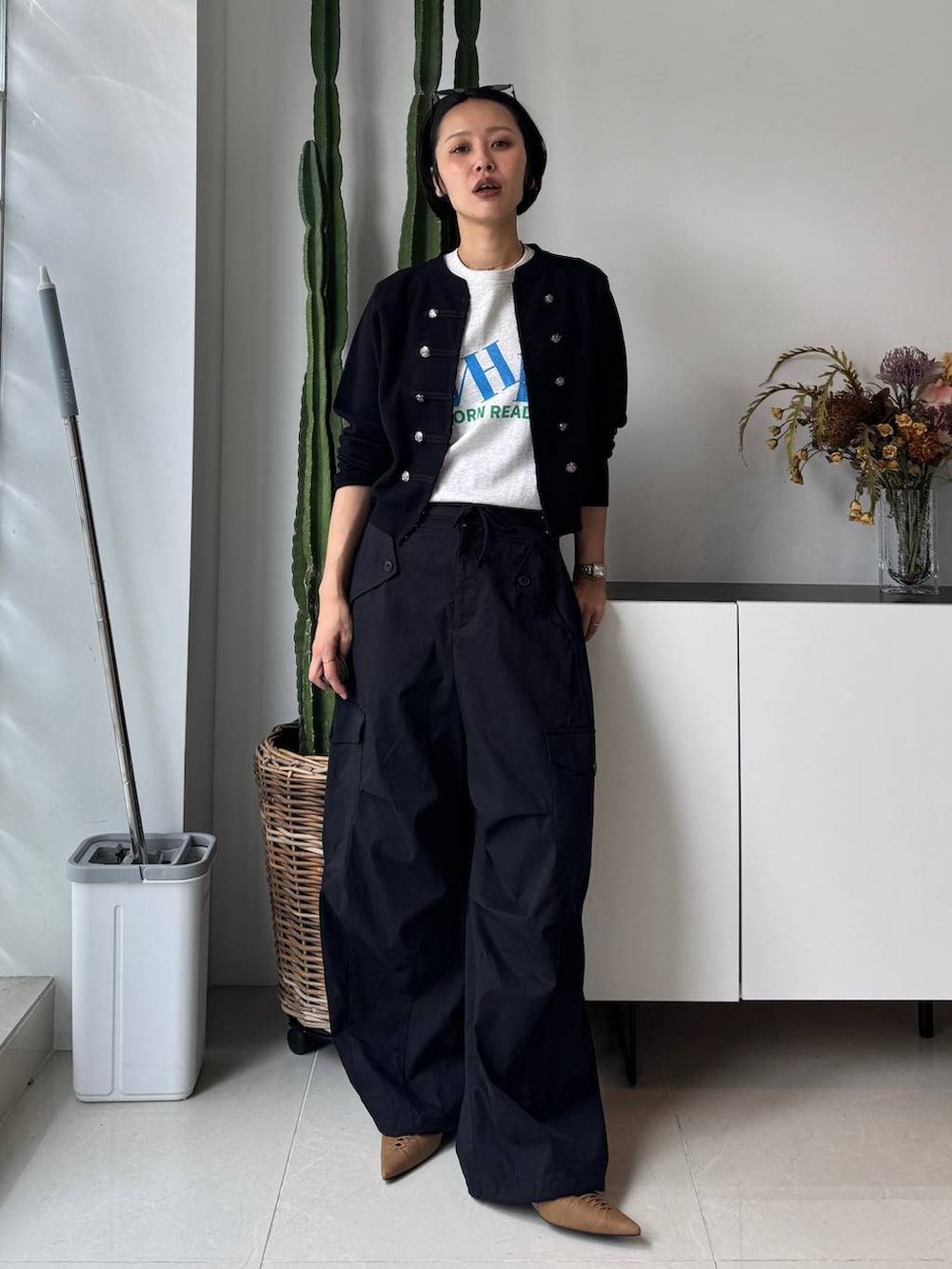 ブラック系のカーゴパンツ、グレー系のTシャツ/カットソー、ブラック系のカーディガン/ボレロを着用したレディースの夏コーディネートの5枚目の写真