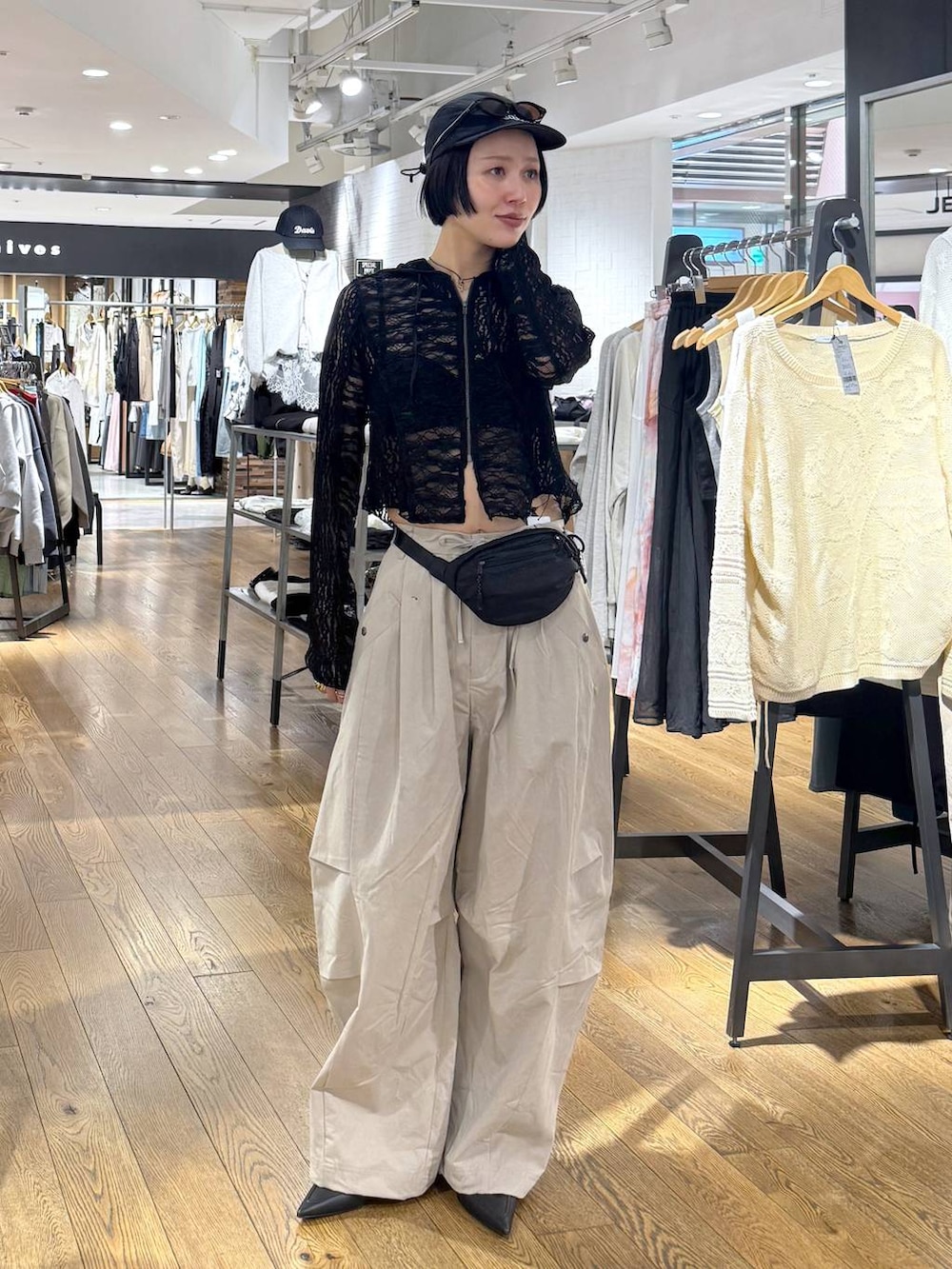 ブラック系のパンプス、ベージュ系のその他パンツ、ブラック系のパーカーを着用したレディースの春コーディネートの5枚目の写真