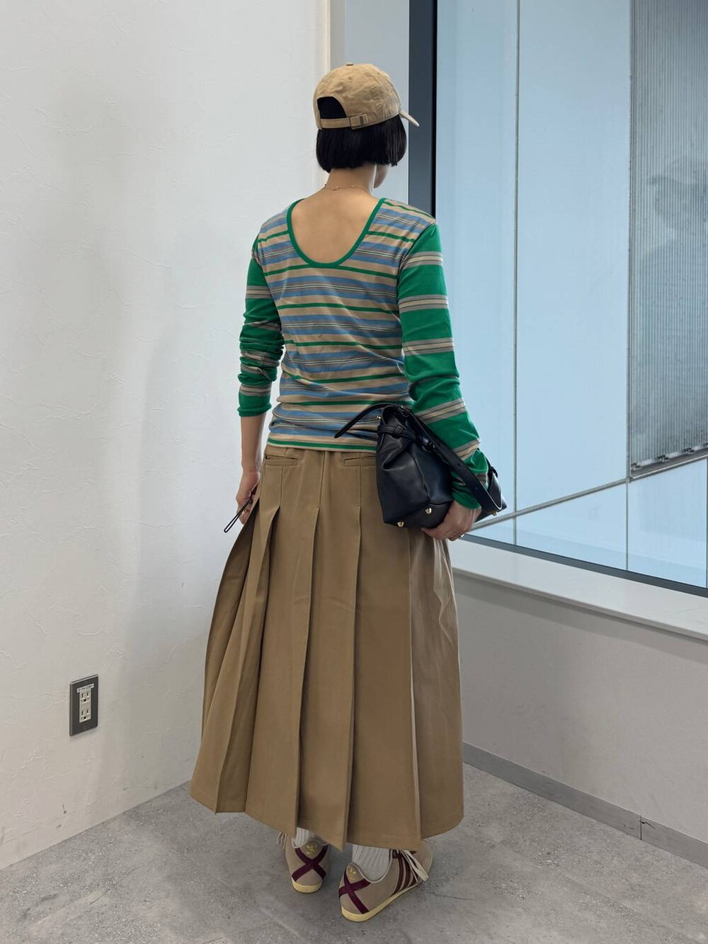 ブラック系のショルダーバッグを着用したレディースの夏コーディネートの3枚目の写真