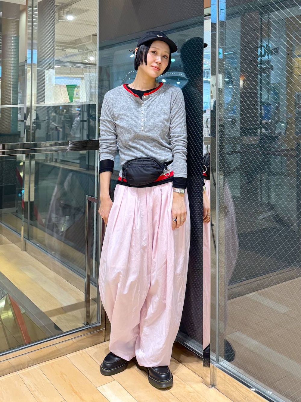 ピンク系のカーゴパンツ、グレー系のTシャツ/カットソーを着用したレディースの春コーディネートの5枚目の写真