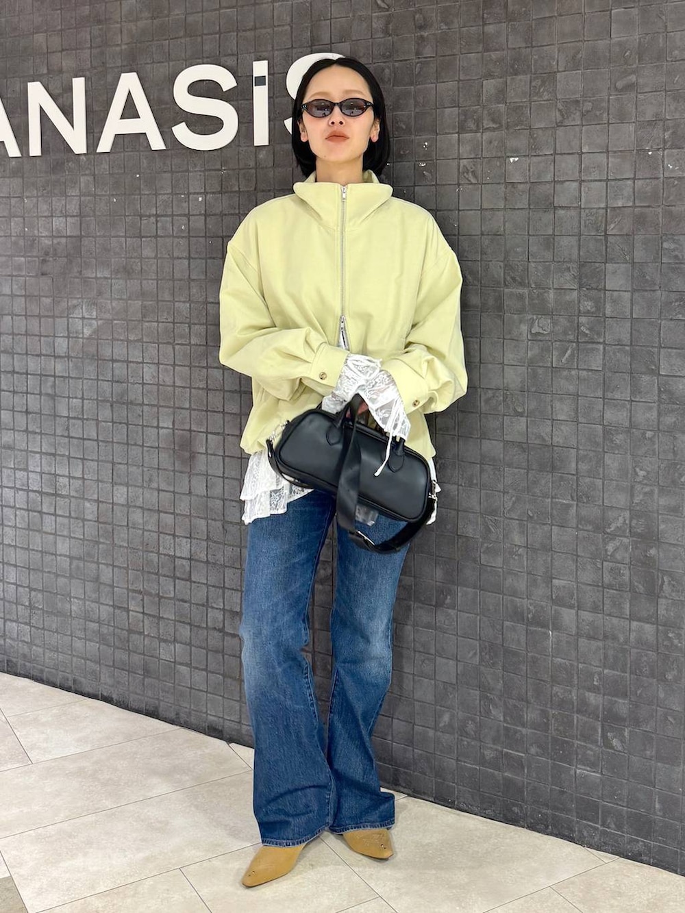 ホワイト系のシャツ/ブラウス、ブルー系のデニムパンツ、ベージュ系のパンプスを着用したレディースの春コーディネートの9枚目の写真