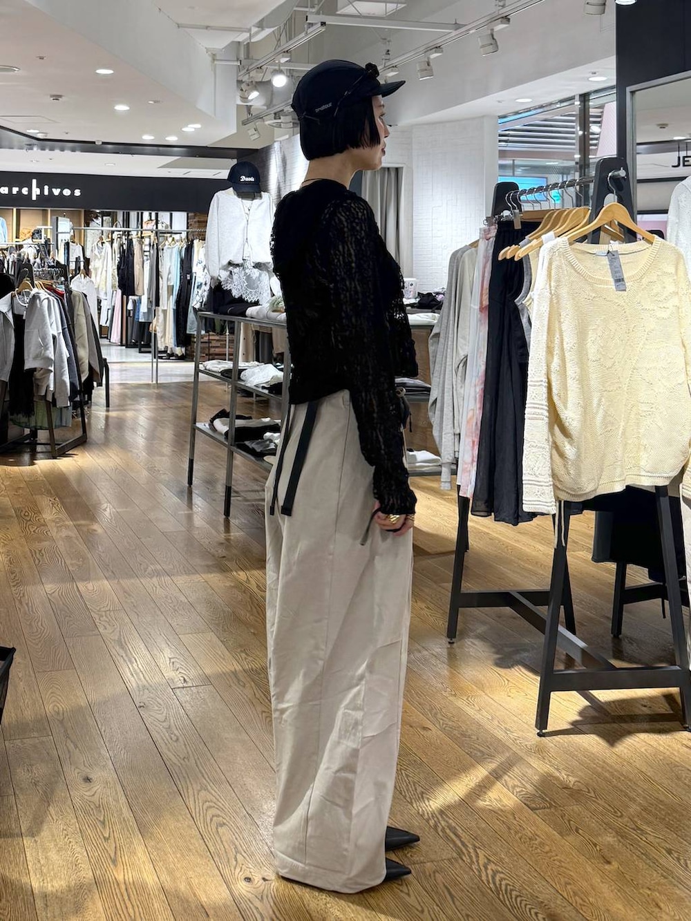 ブラック系のパンプス、ベージュ系のその他パンツ、ブラック系のパーカーを着用したレディースの春コーディネートの2枚目の写真