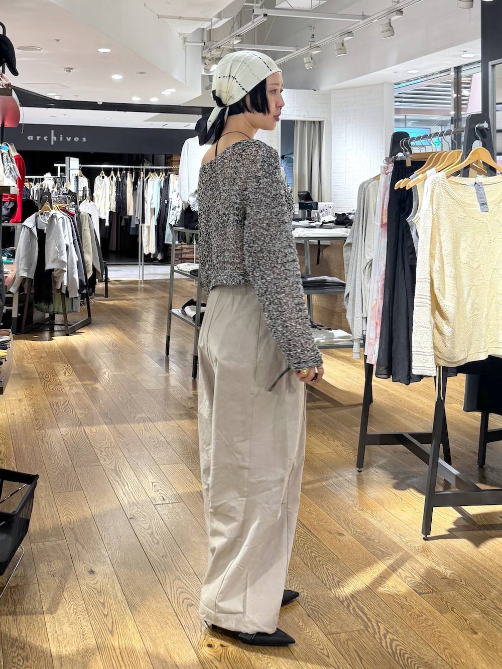 ブラック系のパンプス、ベージュ系のその他パンツ、ブラック系のニット/セーターを着用したレディースの春コーディネートの4枚目の写真