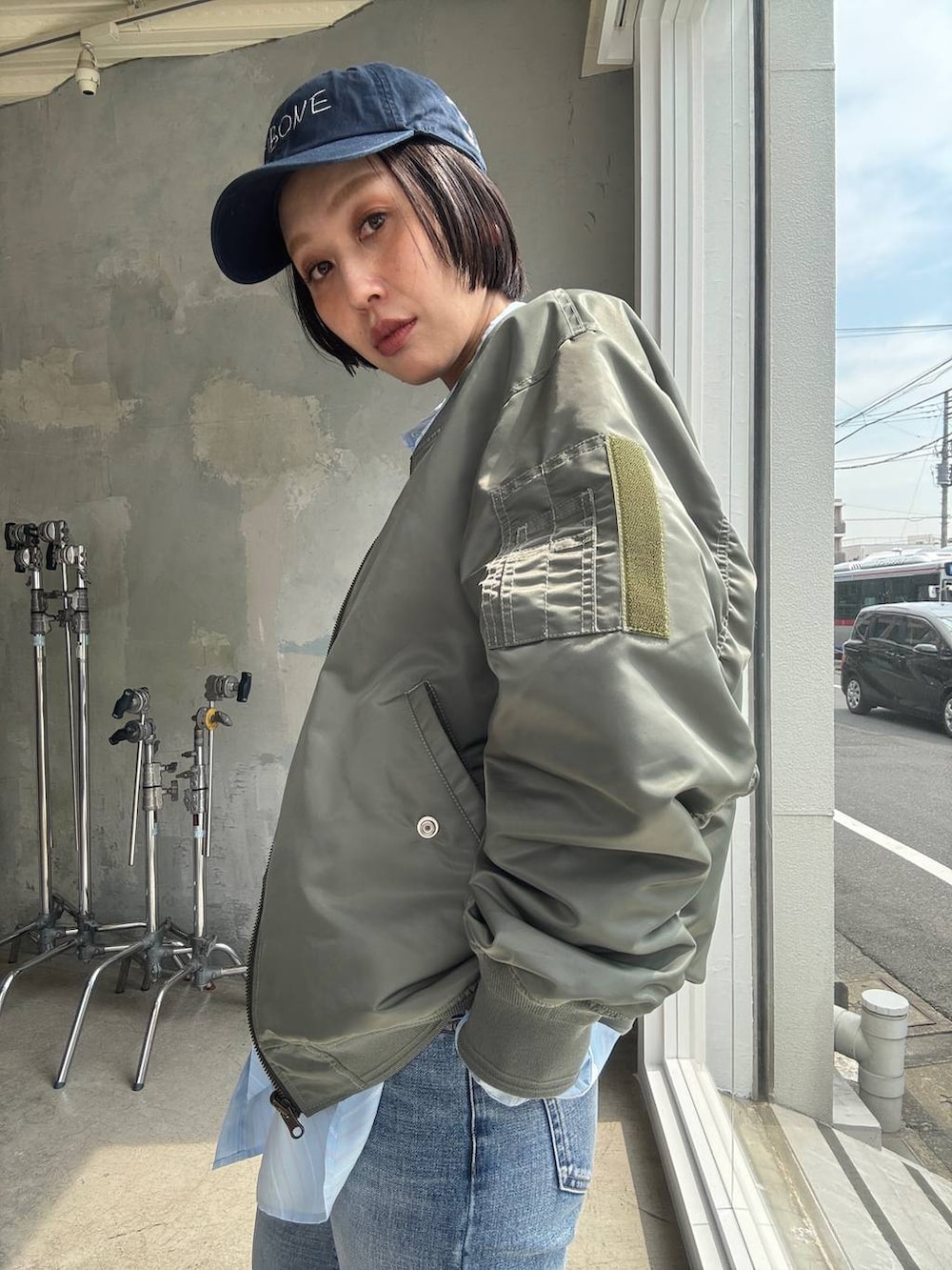 ブルー系のシャツ/ブラウスを着用したレディースの秋コーディネートの4枚目の写真