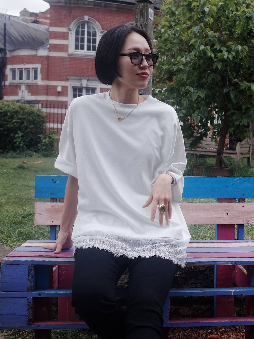 ブラック系のデニムパンツ、ホワイト系のTシャツ/カットソーを着用したレディースの夏コーディネートの2枚目の写真