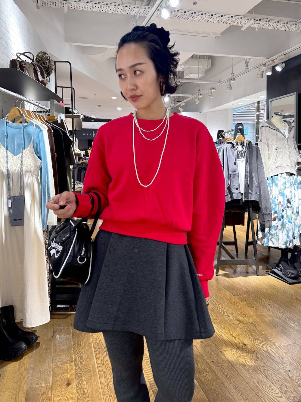 ブラック系のパンプス、ホワイト系のショルダーバッグ、グレー系のその他パンツを着用したレディースの秋コーディネートの3枚目の写真