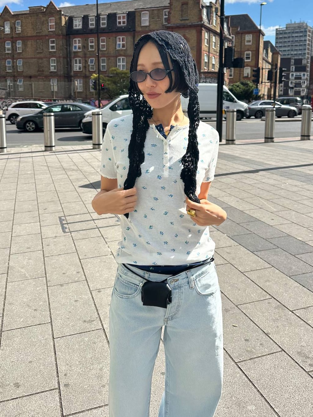 ホワイト系のTシャツ/カットソー、ブラック系のベルト、ブラック系のサングラスを着用したレディースの夏コーディネートの6枚目の写真