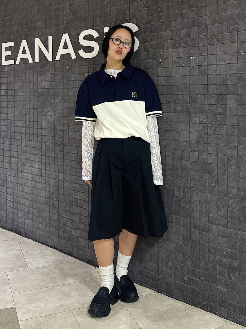 ブラック系のローファー、ホワイト系のTシャツ/カットソー、ブラック系のその他パンツを着用したレディースの春コーディネートの7枚目の写真