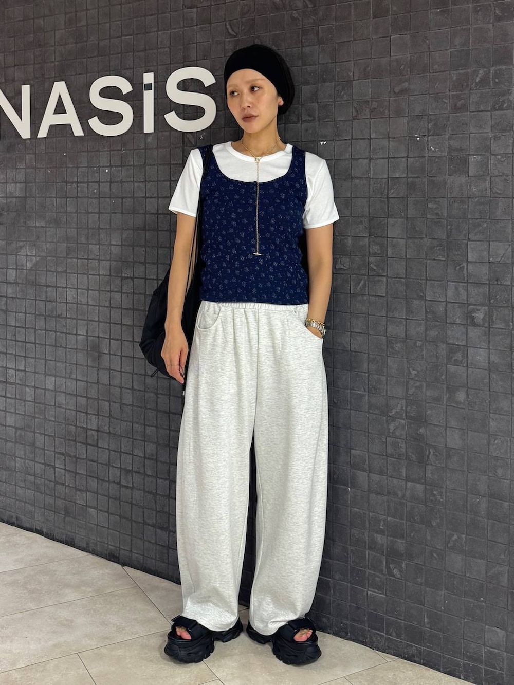 ブラック系のサンダル、ブルー系のタンクトップ、ホワイト系のTシャツ/カットソーを着用したレディースの夏コーディネートの4枚目の写真