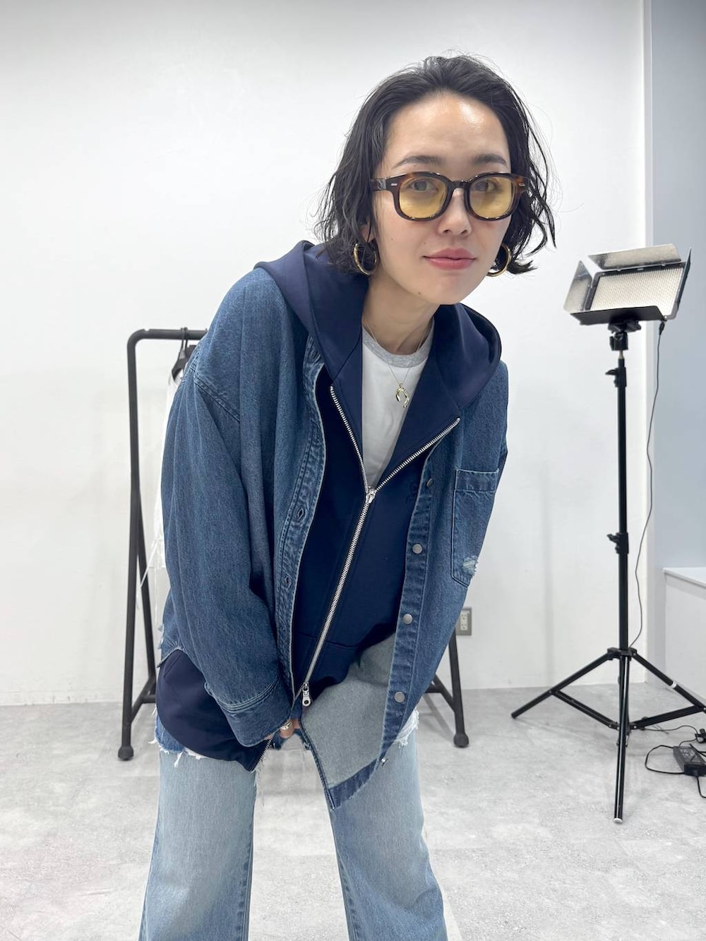 ブルー系のデニムパンツ、グレー系のTシャツ/カットソー、ブルー系のデニムスカートを着用したレディースの秋コーディネートの9枚目の写真