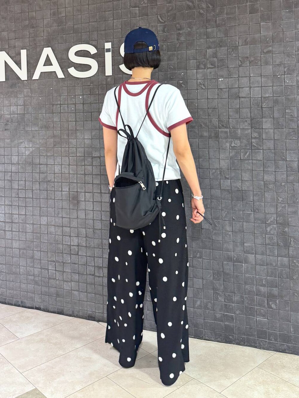ブラック系のその他パンツ、シルバー系のパンプスを着用したレディースの夏コーディネートの3枚目の写真