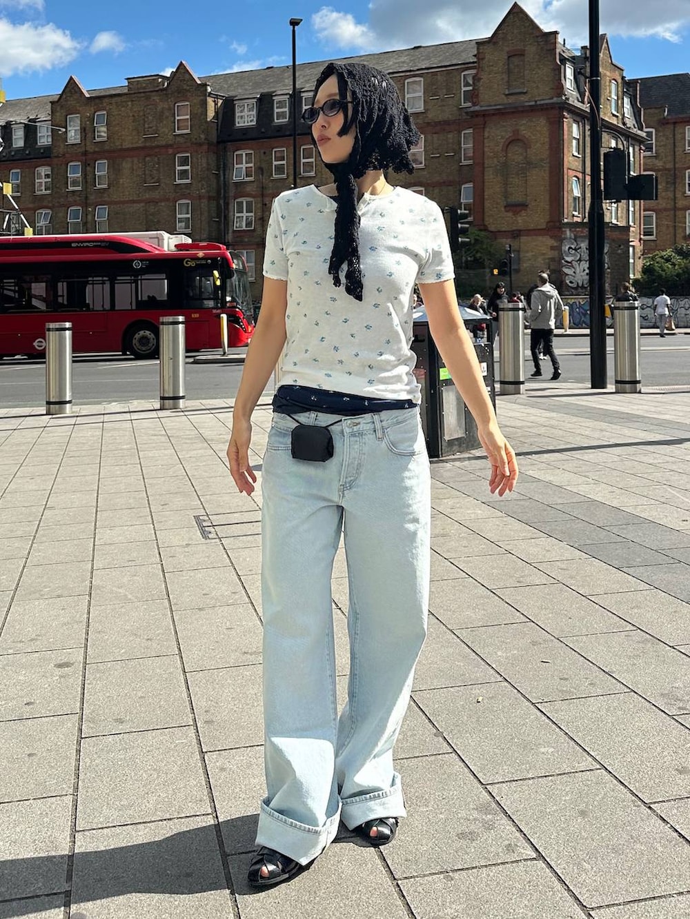 ホワイト系のTシャツ/カットソー、ブラック系のベルト、ブラック系のサングラスを着用したレディースの夏コーディネートの4枚目の写真