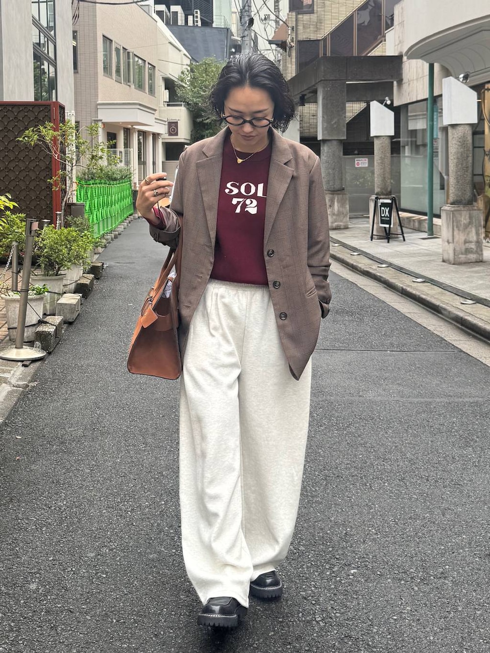 ベージュ系のスウェットパンツ、ブラウン系のテーラードジャケット、ブラック系のローファーを着用したレディースの秋コーディネートの7枚目の写真