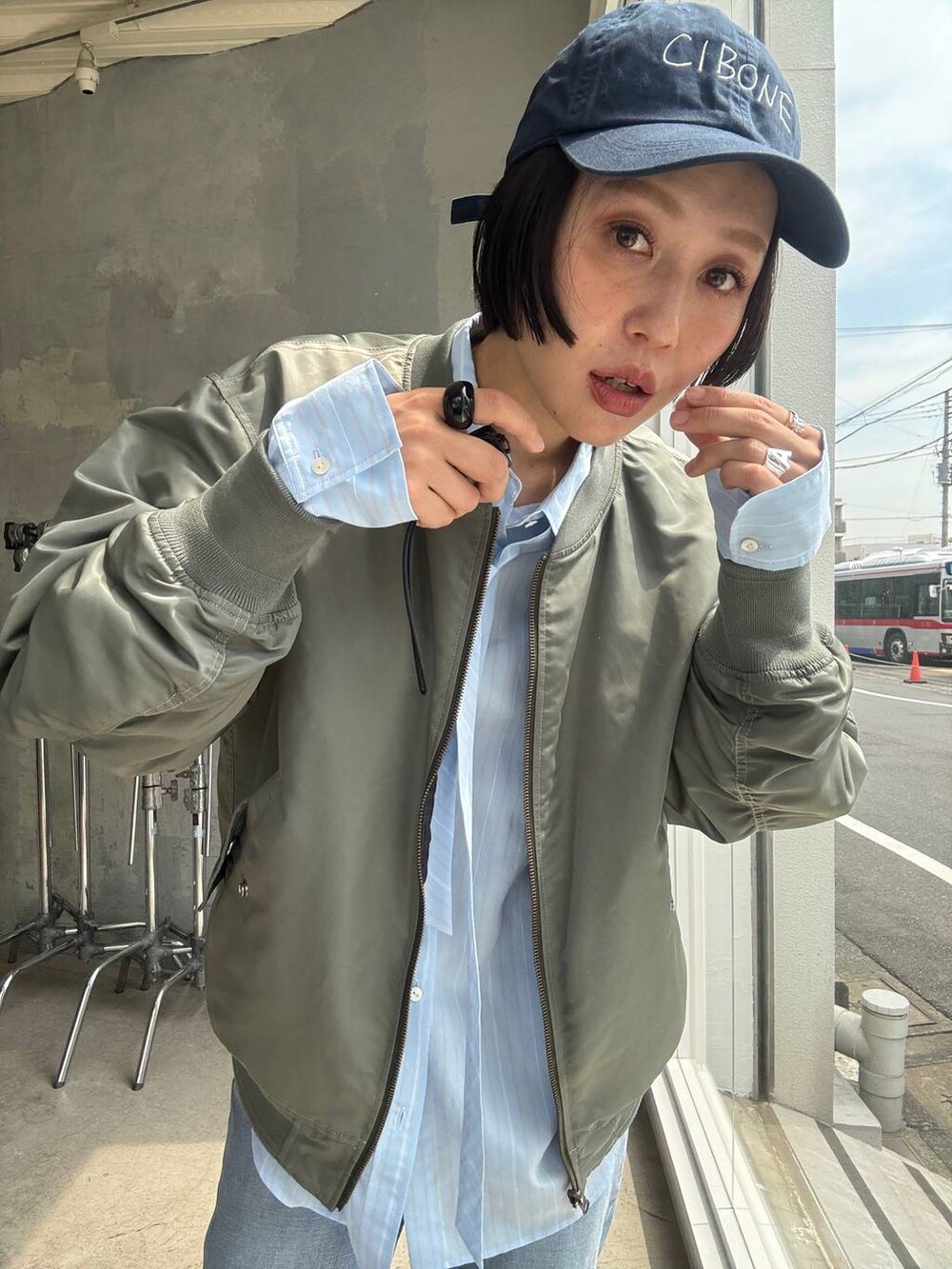ブルー系のシャツ/ブラウスを着用したレディースの秋コーディネートの6枚目の写真