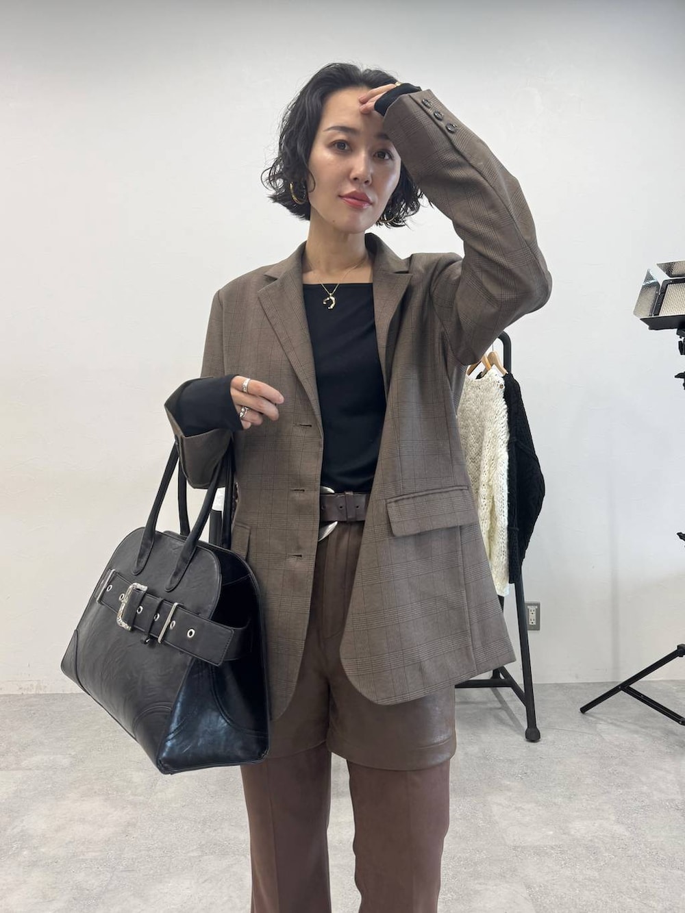 ブラウン系のその他パンツ、ブラウン系のテーラードジャケット、ブラック系のショルダーバッグを着用したレディースの秋コーディネートの2枚目の写真