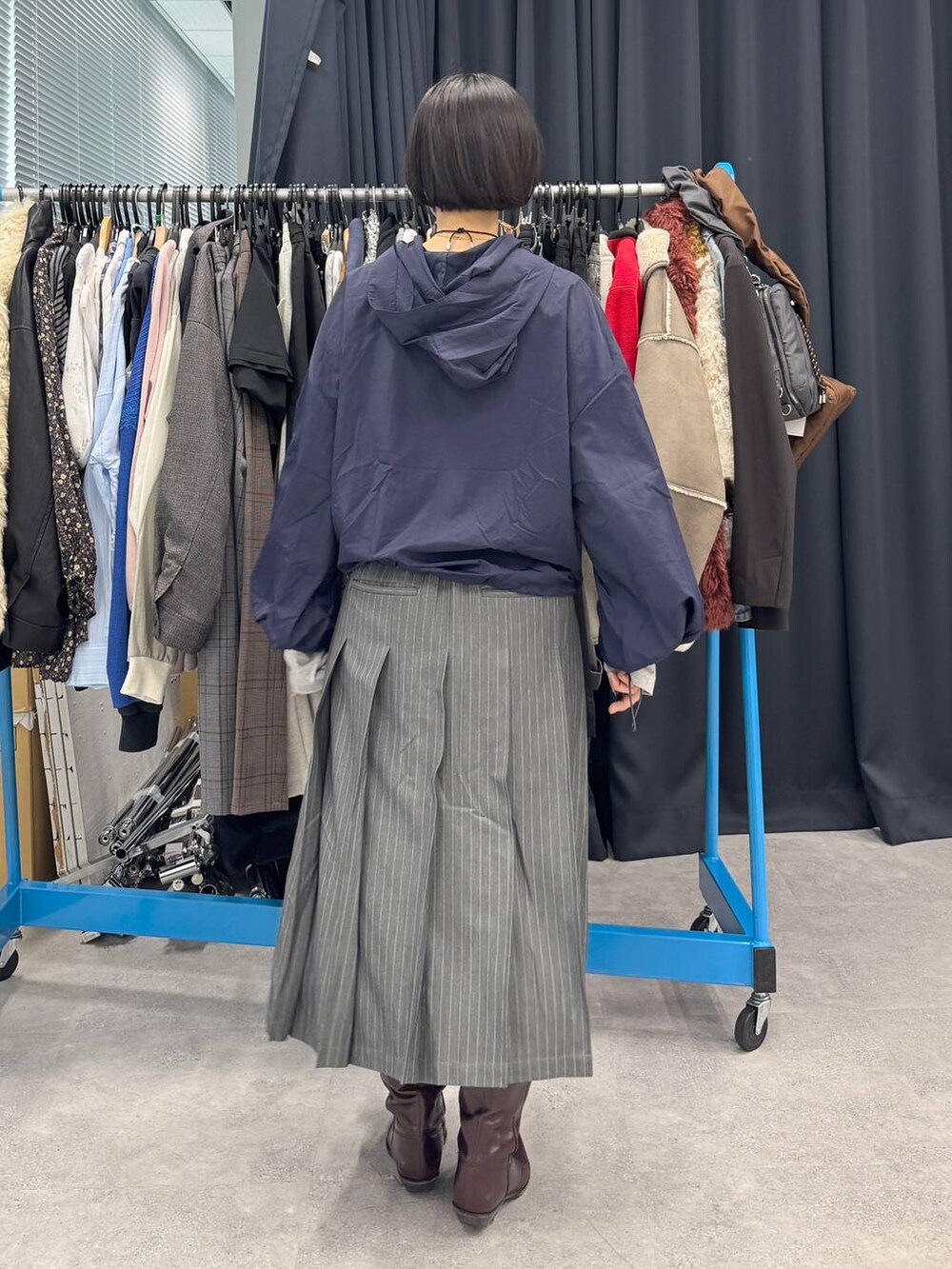 グレー系のTシャツ/カットソーを着用したレディースの夏コーディネートの3枚目の写真