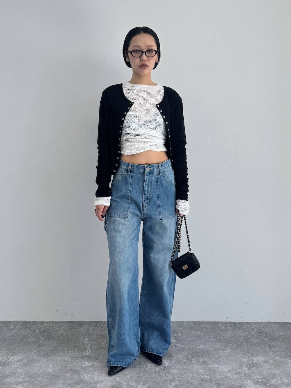 ブラック系のローファー、ホワイト系のTシャツ/カットソーを着用したレディースの冬コーディネートの2枚目の写真