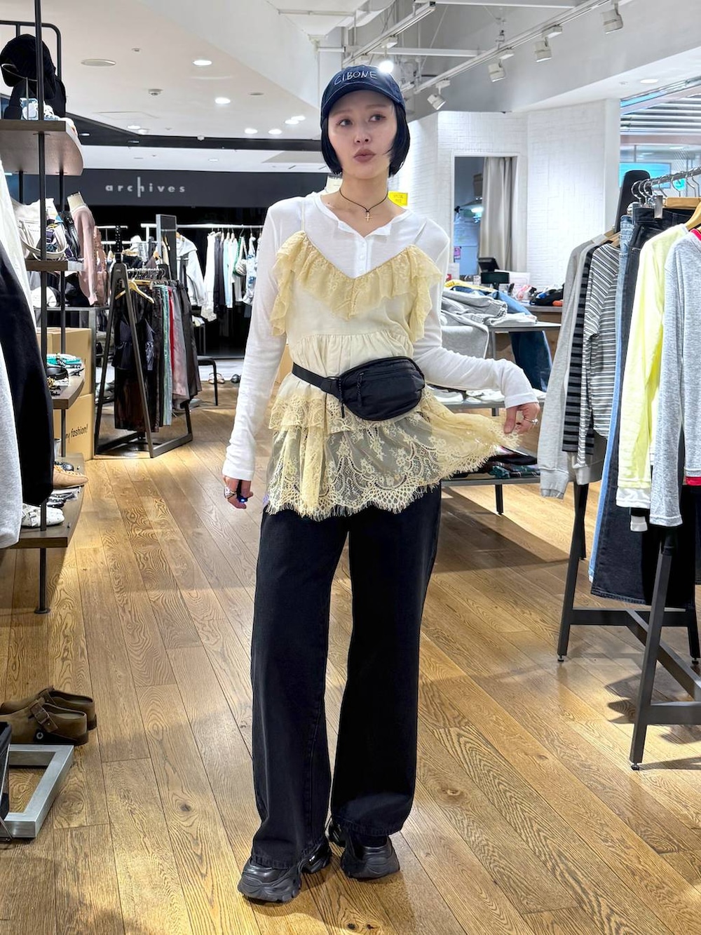 ホワイト系のTシャツ/カットソー、ブラック系のデニムパンツを着用したレディースの春コーディネートの6枚目の写真