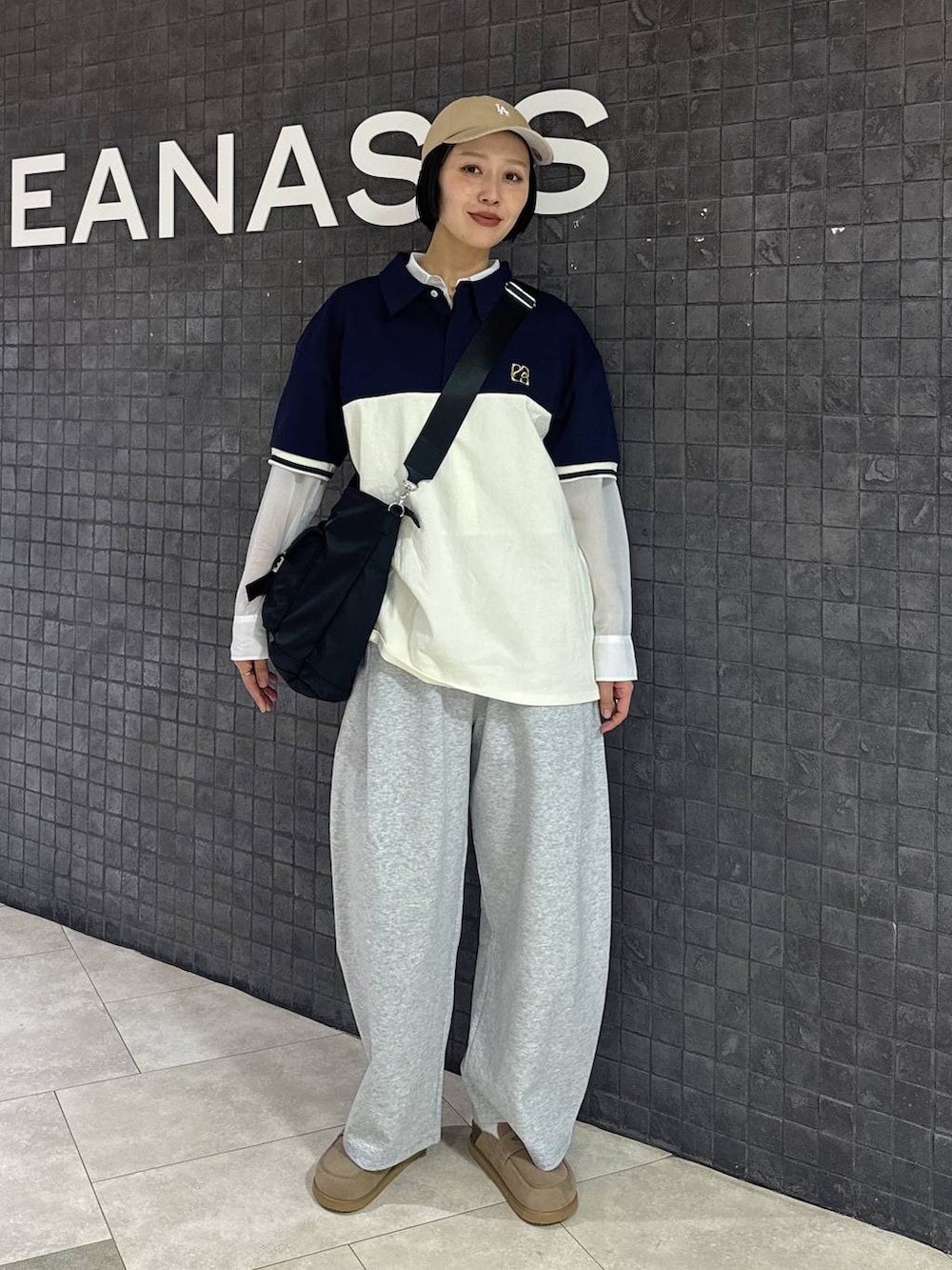 ブラック系のトートバッグ、ベージュ系のローファー、ホワイト系のシャツ/ブラウスを着用したレディースの春コーディネートの8枚目の写真