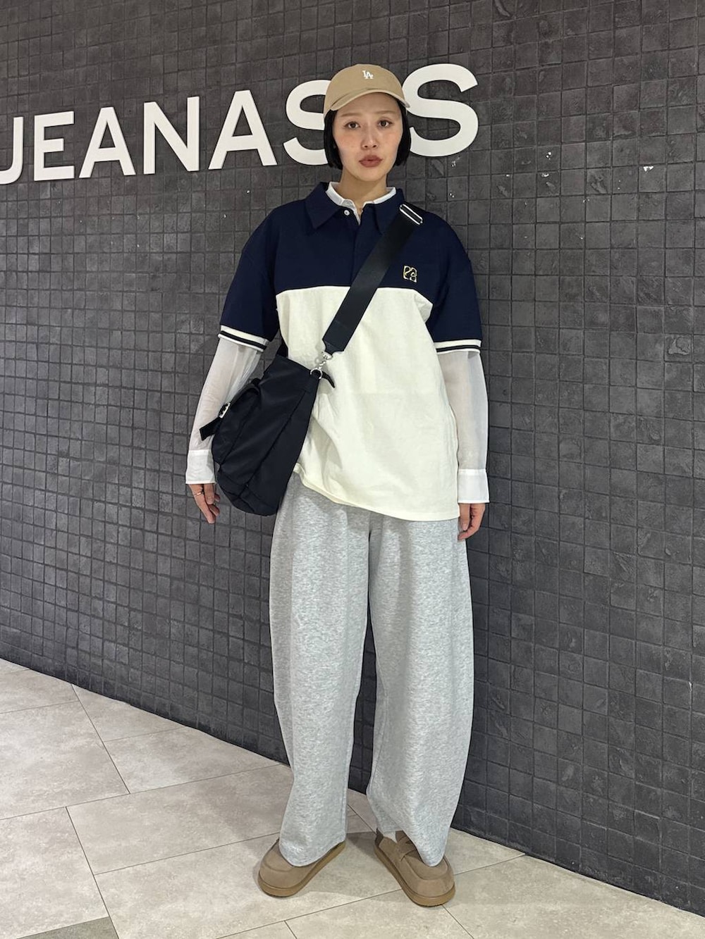 ブラック系のトートバッグ、ベージュ系のローファー、ホワイト系のシャツ/ブラウスを着用したレディースの春コーディネートの9枚目の写真