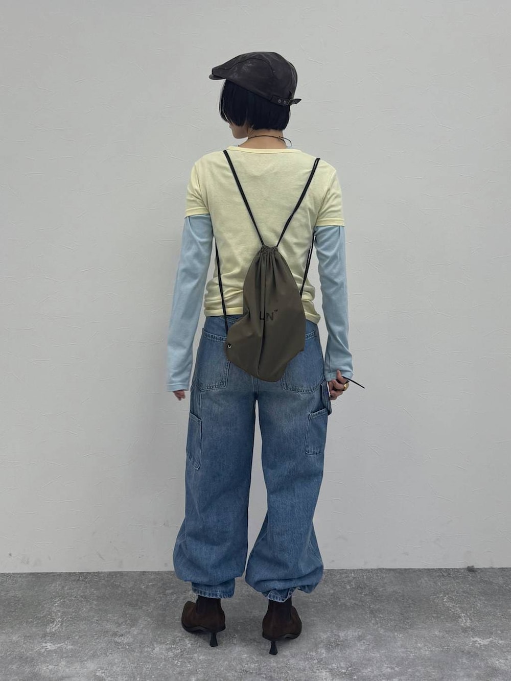 ブラウン系のブーツ、ブラウン系のハンチング/ベレー帽を着用したレディースの冬コーディネートの4枚目の写真