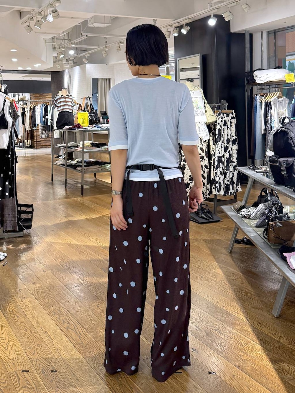 ブラウン系のその他パンツ、ブルー系のTシャツ/カットソー、ブラック系のパンプスを着用したレディースの夏コーディネートの3枚目の写真