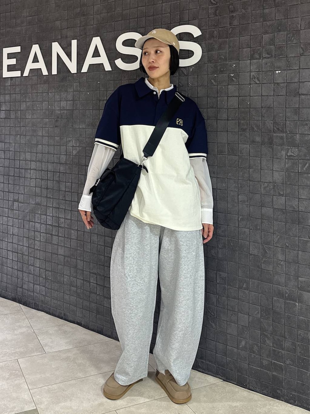 ブラック系のトートバッグ、ベージュ系のローファー、ホワイト系のシャツ/ブラウスを着用したレディースの春コーディネートの7枚目の写真