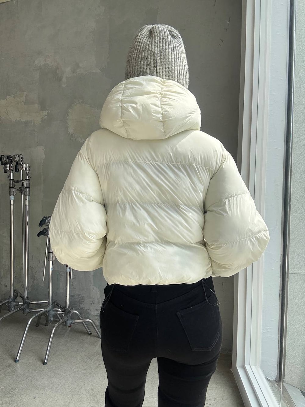 ブラック系のデニムパンツを着用したレディースの秋コーディネートの4枚目の写真