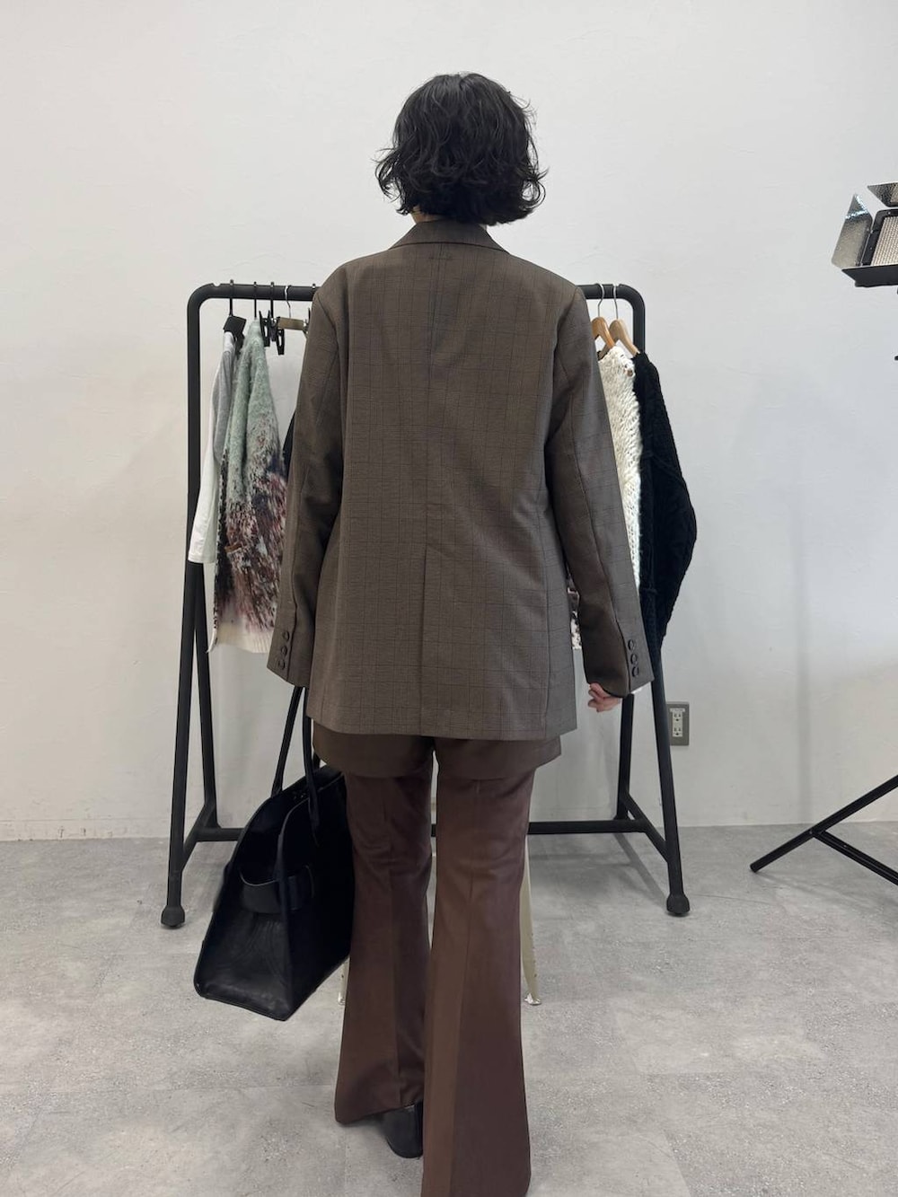 ブラウン系のその他パンツ、ブラウン系のテーラードジャケット、ブラック系のショルダーバッグを着用したレディースの秋コーディネートの4枚目の写真