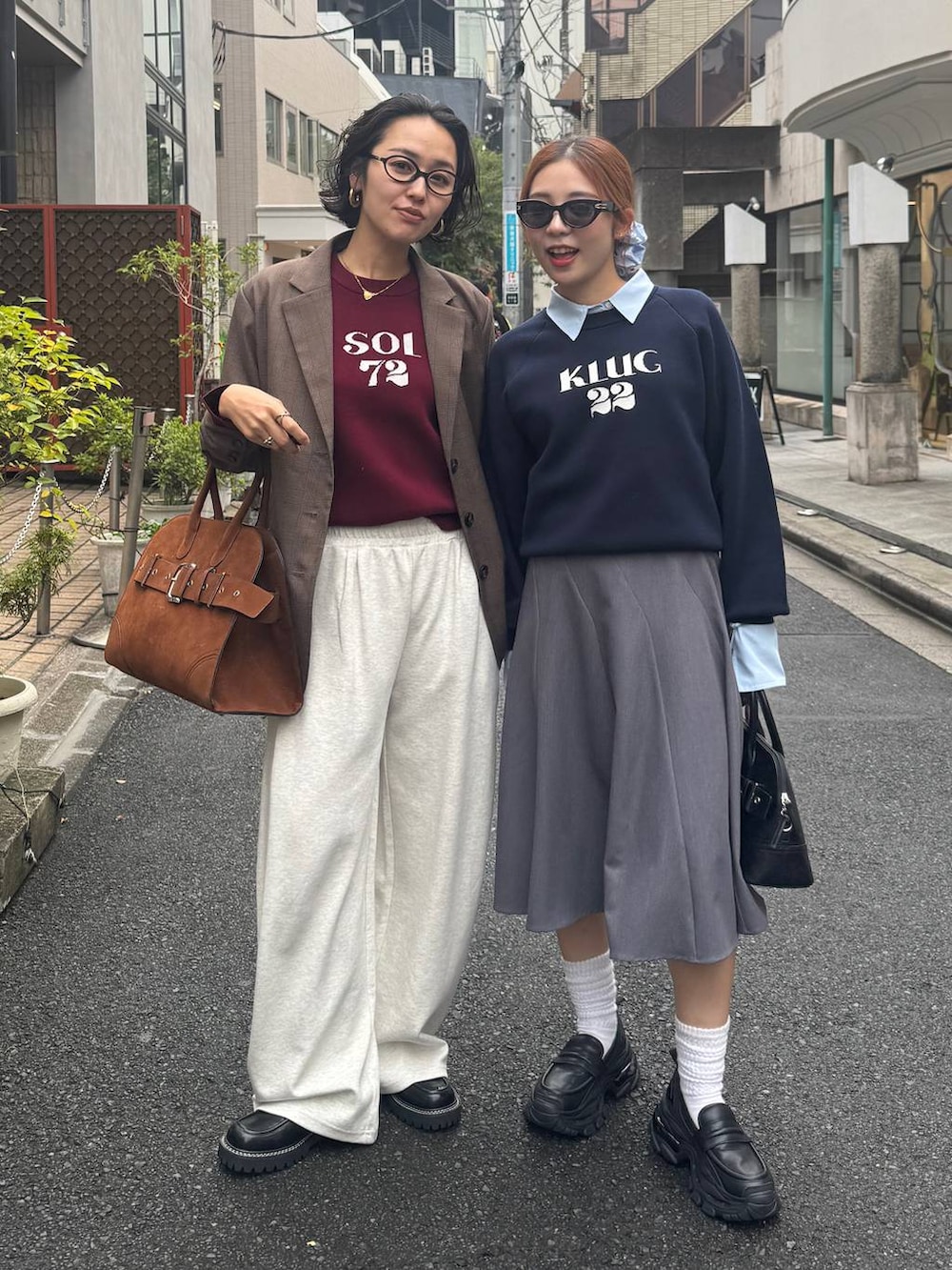 ベージュ系のスウェットパンツ、ブラウン系のテーラードジャケット、ブラック系のローファーを着用したレディースの秋コーディネートの2枚目の写真