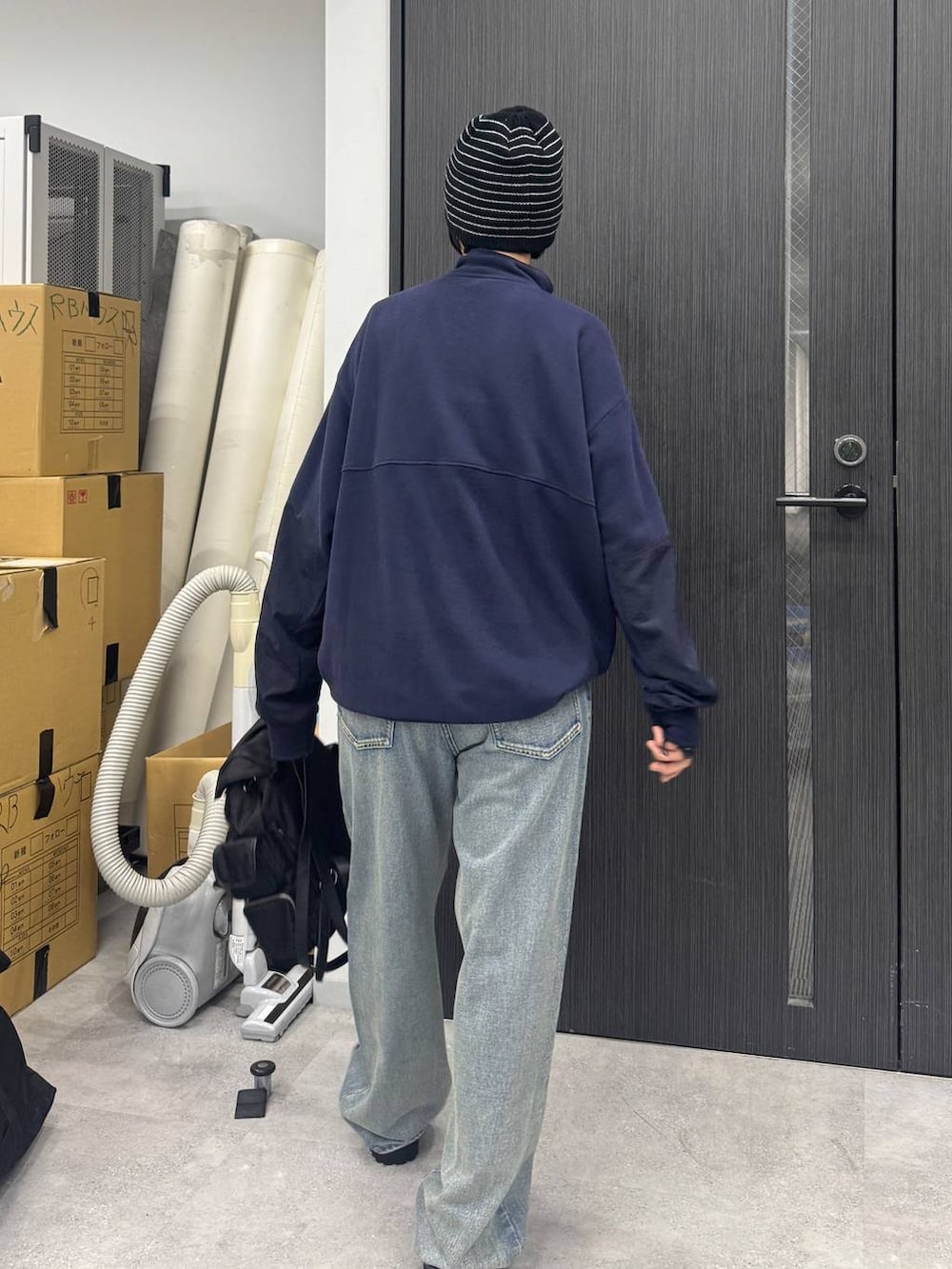 ブラック系のローファー、ブルー系のデニムパンツ、ブラック系のバックパック/リュックを着用したレディースの夏コーディネートの2枚目の写真