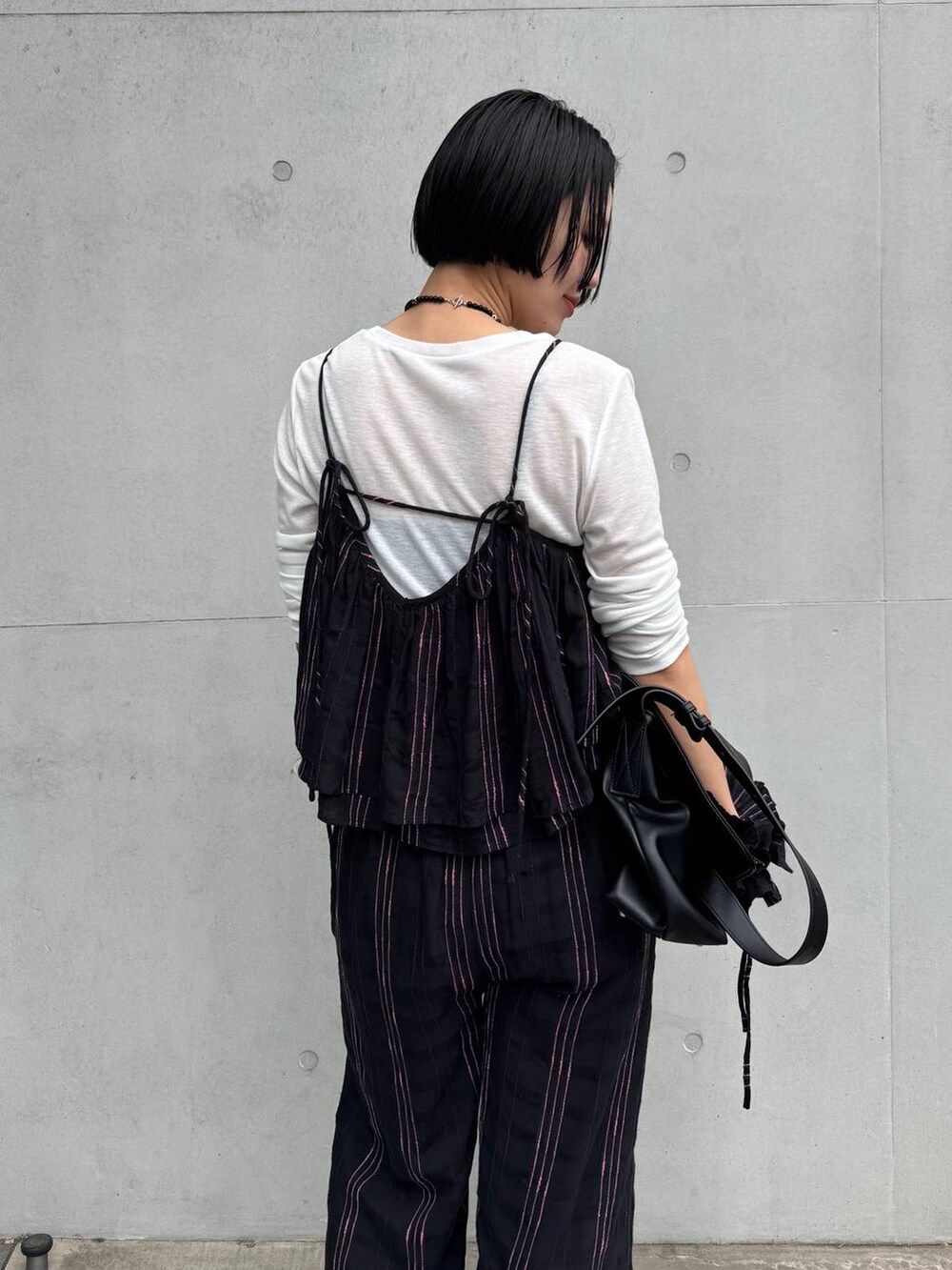 ブラック系のショルダーバッグを着用したレディースの春コーディネートの9枚目の写真