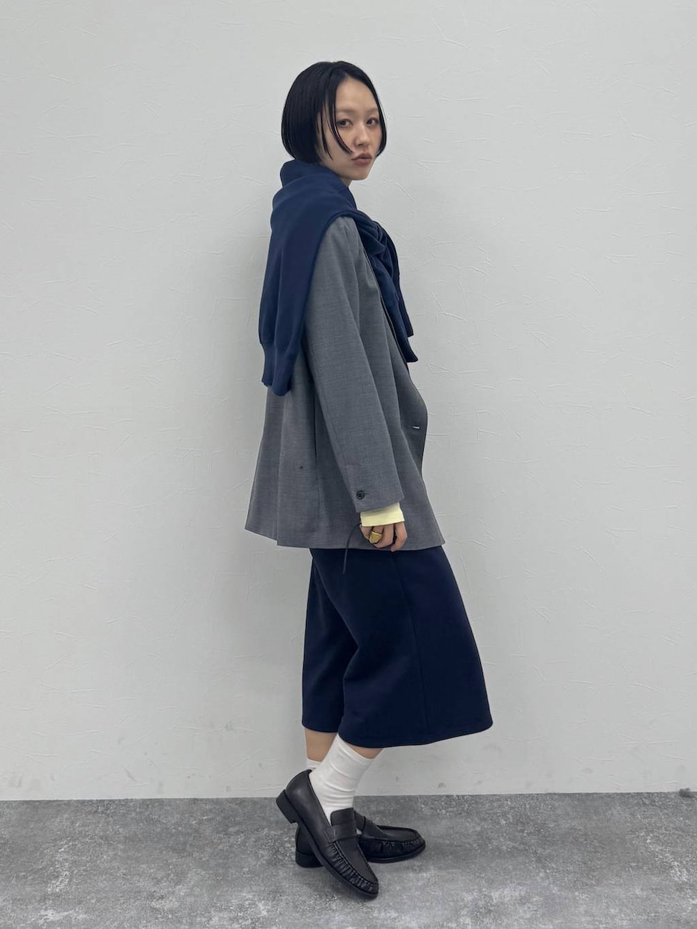 グレー系のテーラードジャケット、ブラック系のローファーを着用したレディースの冬コーディネートの4枚目の写真