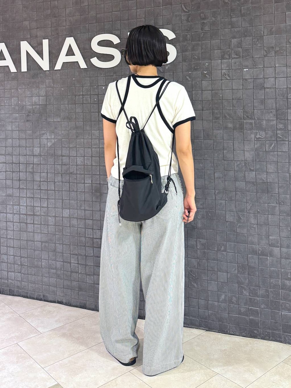 ピンク系のローファー、ホワイト系のデニムパンツを着用したレディースの夏コーディネートの3枚目の写真