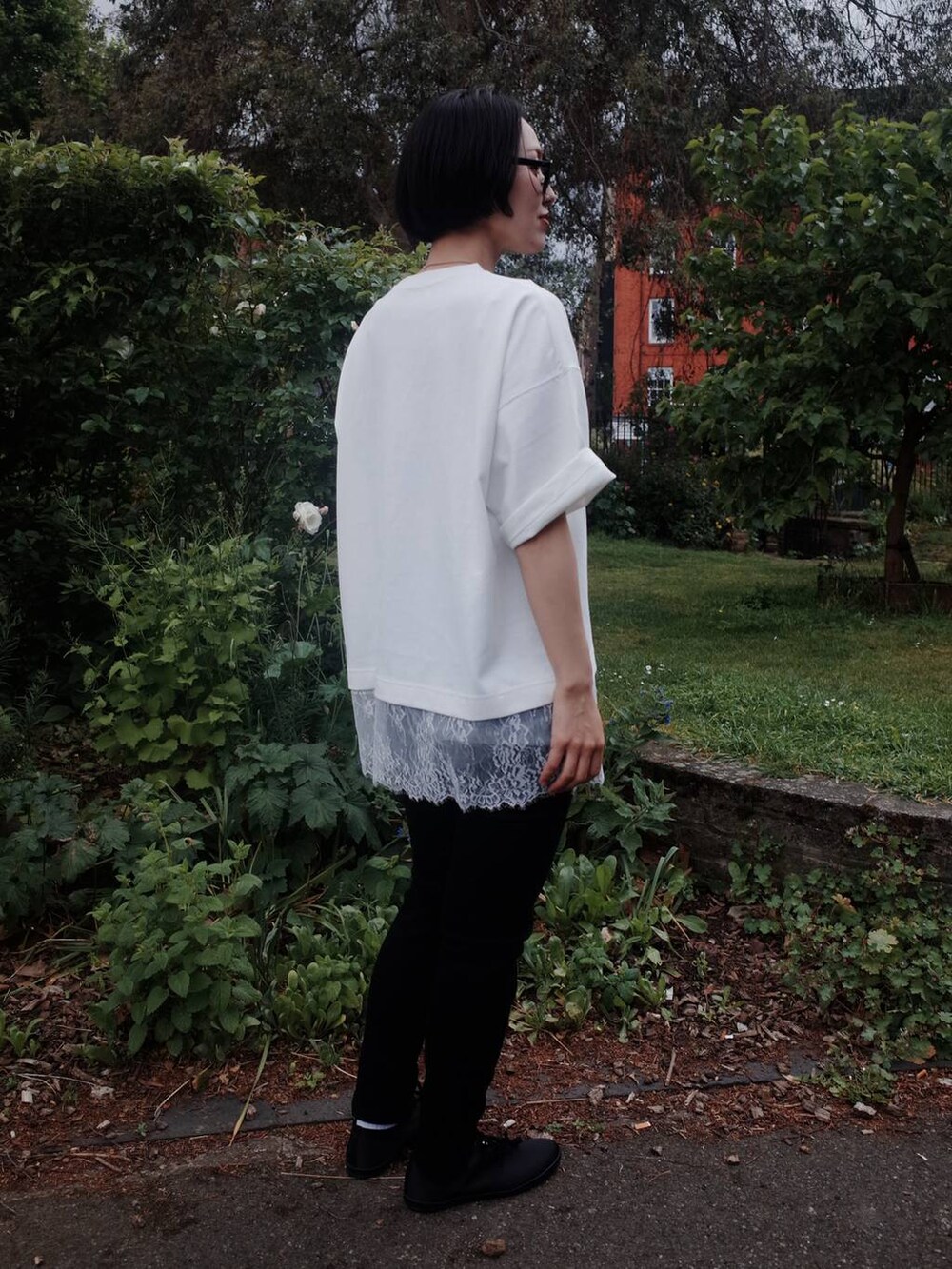 ブラック系のデニムパンツ、ホワイト系のTシャツ/カットソーを着用したレディースの夏コーディネートの3枚目の写真
