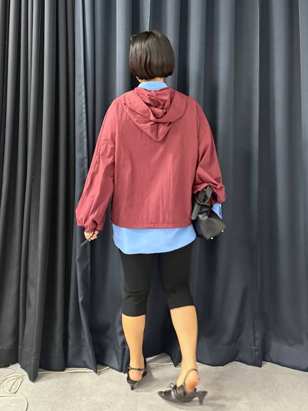 ブラック系のショルダーバッグ、ブラック系のその他パンツ、ブルー系のシャツ/ブラウスを着用したレディースの夏コーディネートの2枚目の写真