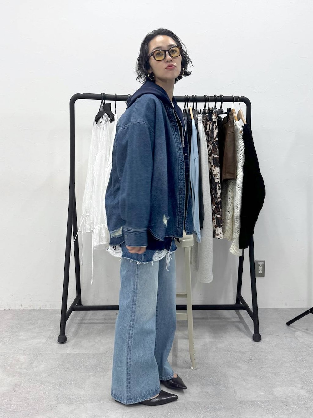 ブルー系のデニムパンツ、グレー系のTシャツ/カットソー、ブルー系のデニムスカートを着用したレディースの秋コーディネートの7枚目の写真