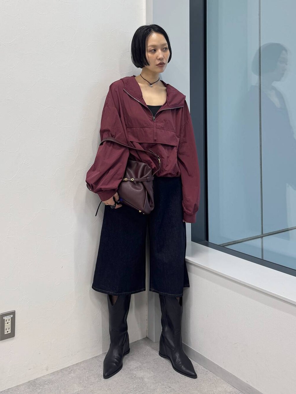 レッド系のショルダーバッグ、ブラック系のブーツを着用したレディースの夏コーディネートの5枚目の写真