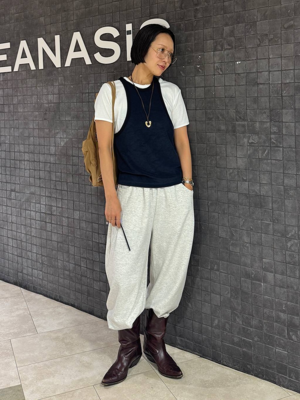 ホワイト系のTシャツ/カットソー、ベージュ系のスウェットパンツを着用したレディースの夏コーディネートの5枚目の写真