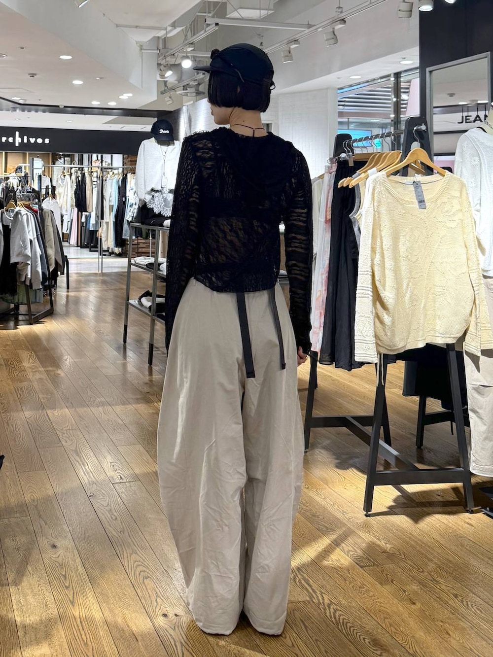 ブラック系のパンプス、ベージュ系のその他パンツ、ブラック系のパーカーを着用したレディースの春コーディネートの3枚目の写真