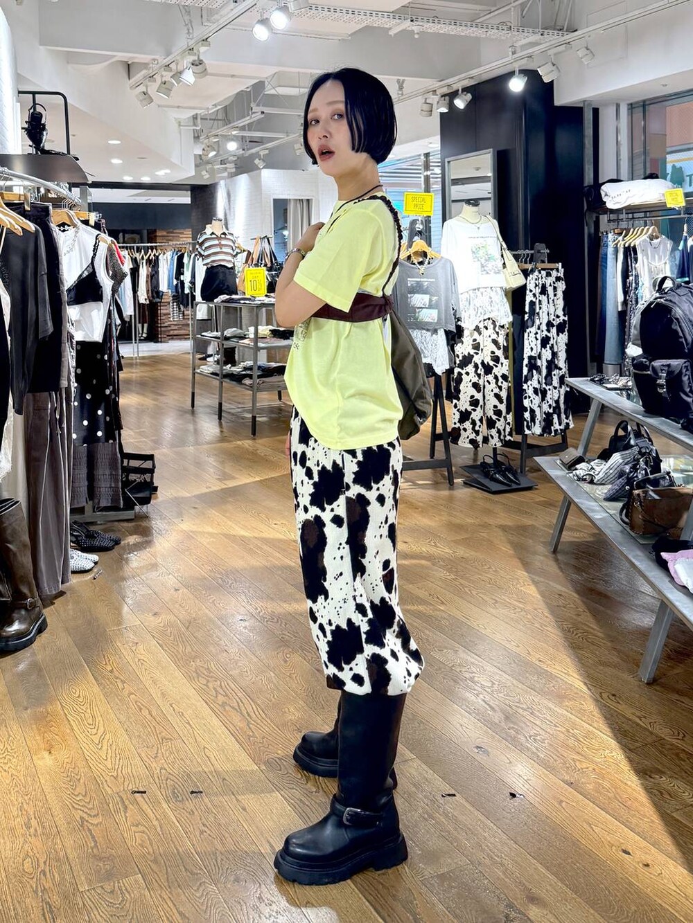 ベージュ系のその他パンツ、ブラウン系のキャミソール、イエロー系のTシャツ/カットソーを着用したレディースの夏コーディネートの3枚目の写真