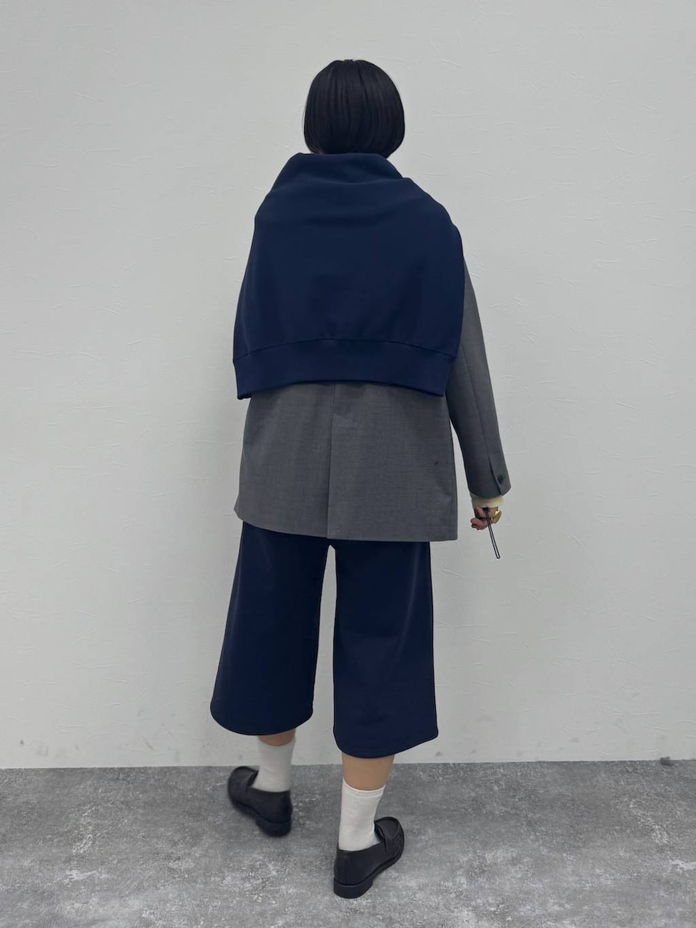 グレー系のテーラードジャケット、ブラック系のローファーを着用したレディースの冬コーディネートの3枚目の写真