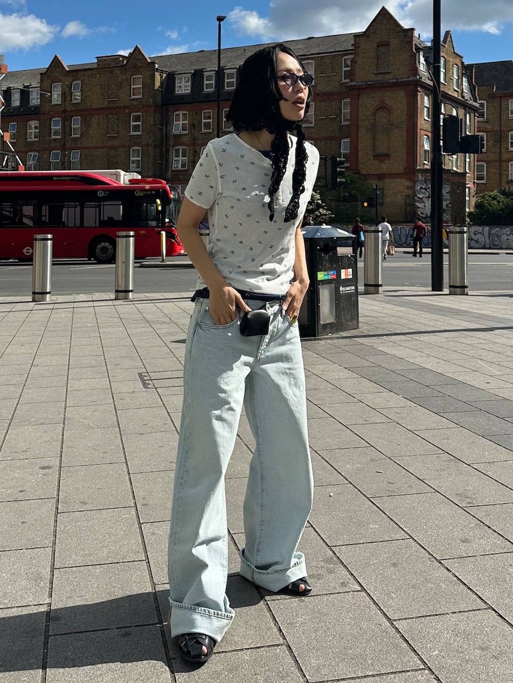 ホワイト系のTシャツ/カットソー、ブラック系のベルト、ブラック系のサングラスを着用したレディースの夏コーディネートの2枚目の写真