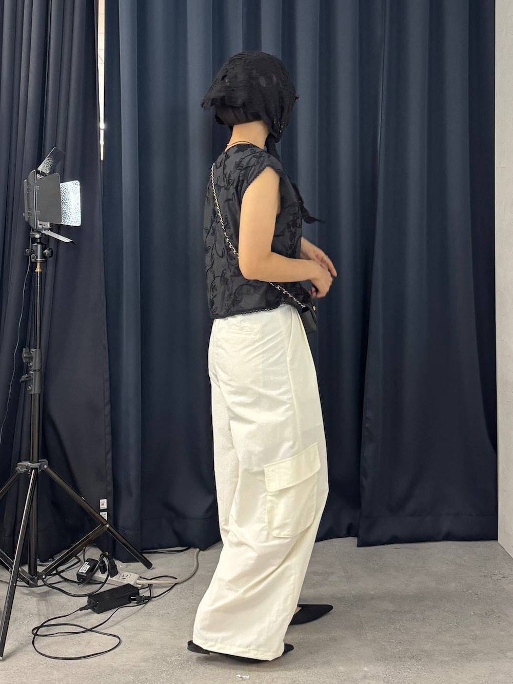 ブラック系のサンダルを着用したレディースの春コーディネートの2枚目の写真